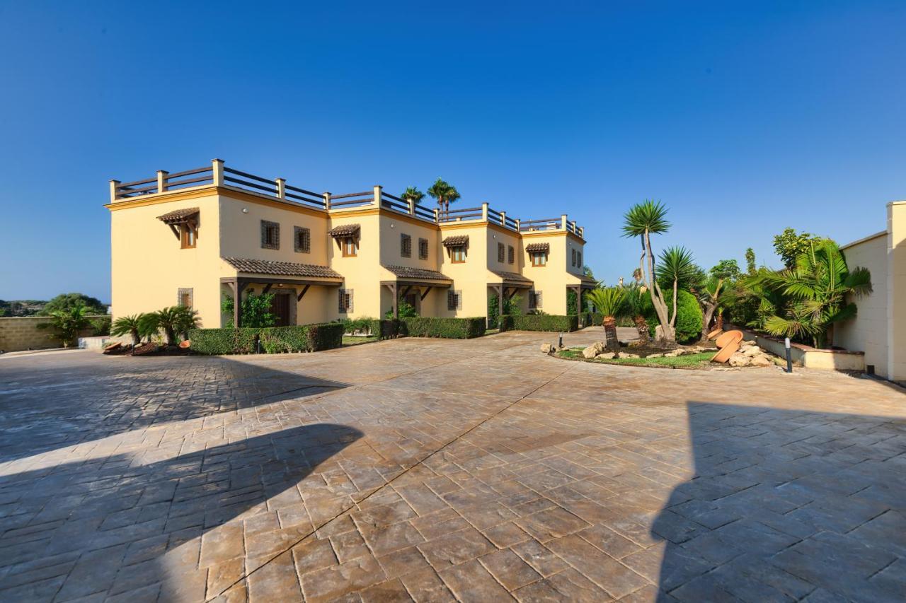 Apartamentos Villafaro Conil Conil De La Frontera Exterior photo