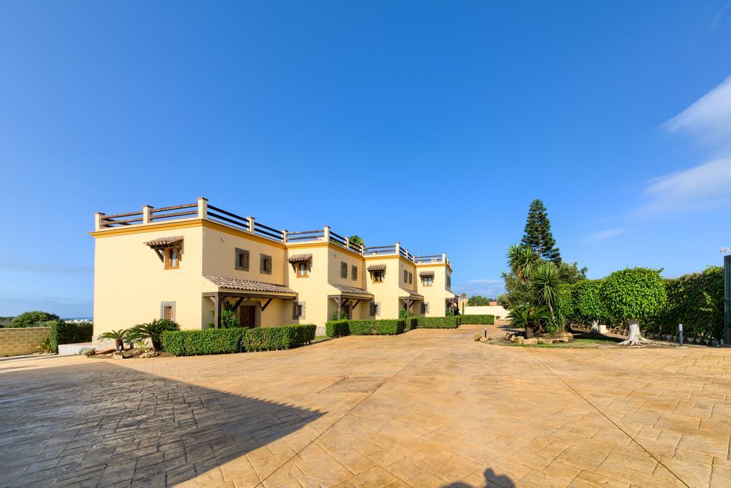 Apartamentos Villafaro Conil Conil De La Frontera Exterior photo